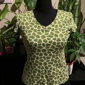 Croft & Barrow V-neck. Size XS. Green turtle print
